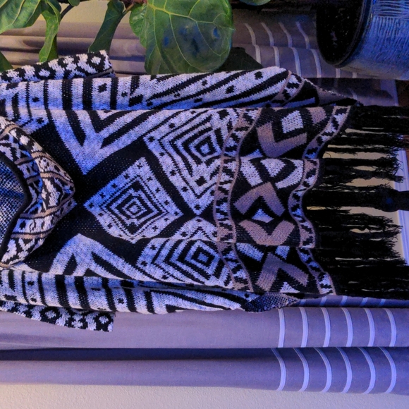 Poncho/Cardigan Sweater ❄️ - Picture 3 of 7